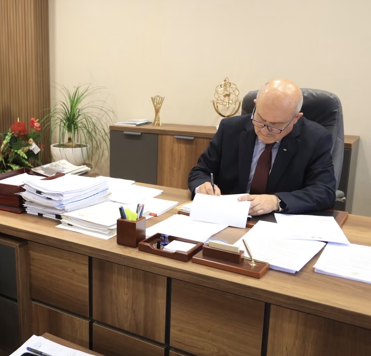 وزير الحكم المحلي لدى توقيع المخصصات المالية